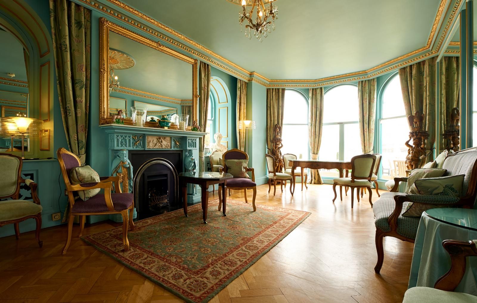 YSTAFELL Y DRYCHOEDD